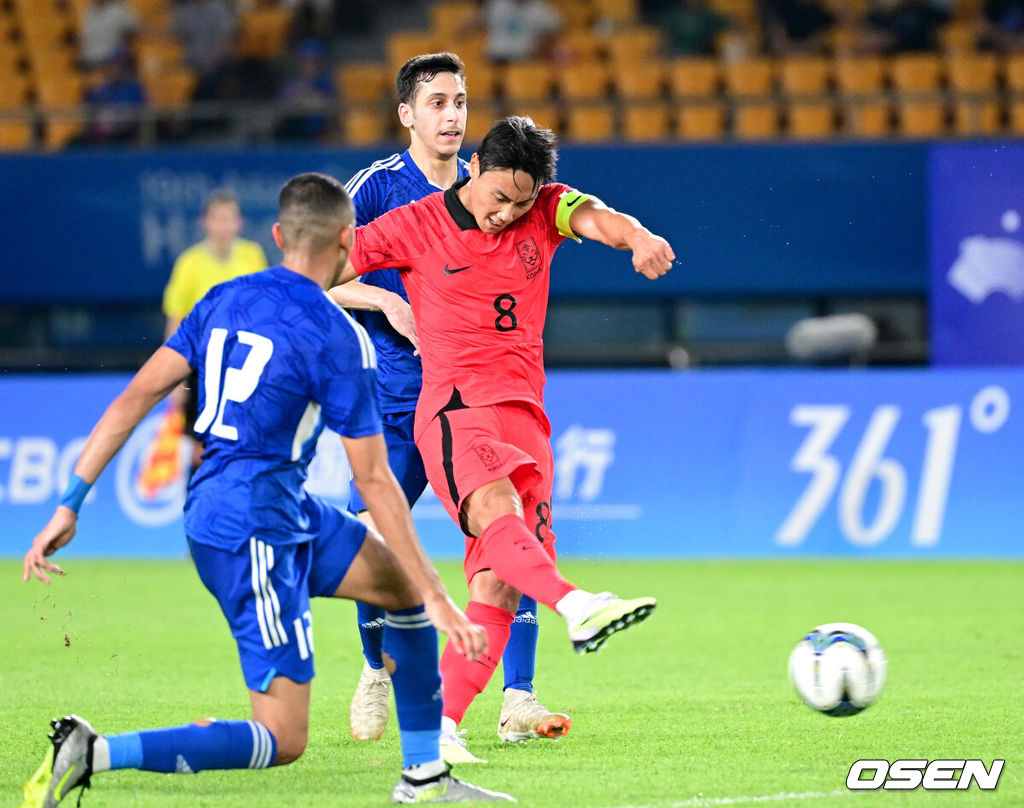 19일 오후 중국 진화 스타디움에서 '제19회 항저우아시아게임' 남자축구 조별리그 E조 1차전 쿠웨이트와 대한민국의 예선 첫 경기가 열렸다.전반 한국 백승호가 슈팅을 시도하고 있다. 2023.09.19 / dreamer@osen.co.kr