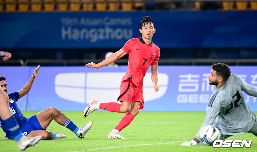 19일 오후 중국 진화 스타디움에서 '제19회 항저우아시아게임' 남자축구 조별리그 E조 1차전 쿠웨이트와 대한민국의 예선 첫 경기가 열렸다.전반 한국 정우영이 팀 네번째 골을 작렬시키고 있다. 2023.09.19 / dreamer@osen.co.kr