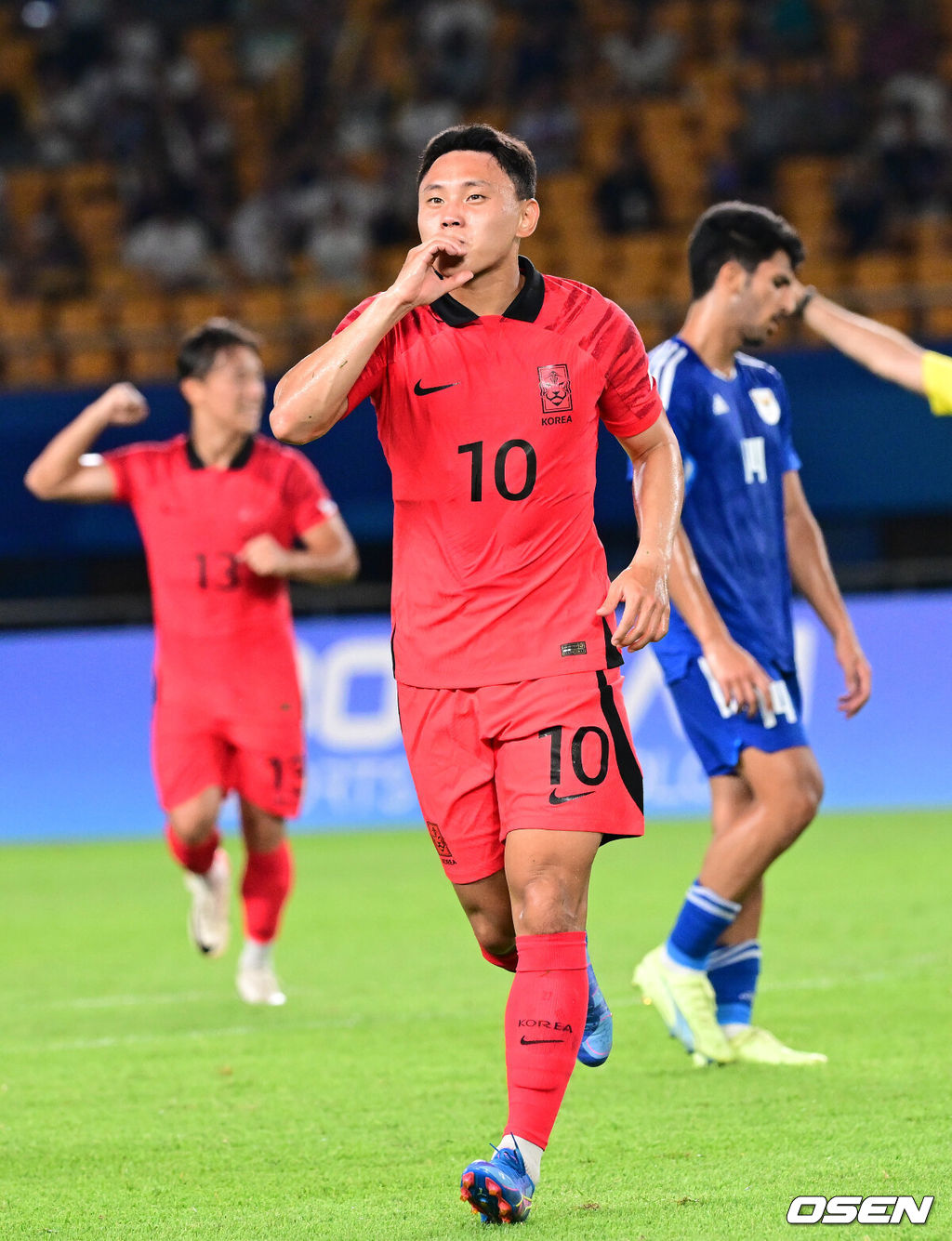 19일 오후 중국 진화 스타디움에서 '제19회 항저우아시아게임' 남자축구 조별리그 E조 1차전 쿠웨이트와 대한민국의 예선 첫 경기가 열렸다.전반 한국 조영욱이 팀 두번째 골을 작렬시킨 뒤 기뻐하고 있다. 2023.09.19 / dreamer@osen.co.kr