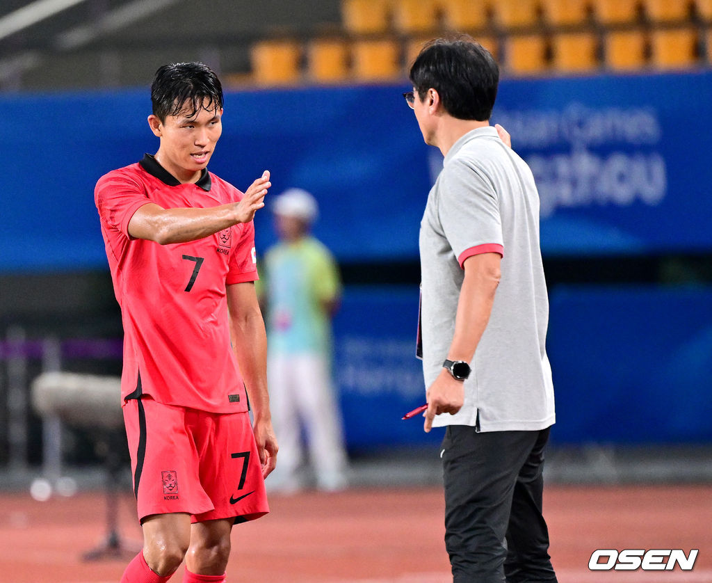 19일 오후 중국 진화 스타디움에서 '제19회 항저우아시아게임' 남자축구 조별리그 E조 1차전 쿠웨이트와 대한민국의 예선 첫 경기가 열렸다.후반 한국 정우영이 교체되며 황선홍 감독과 인사를 나누고 있다. 2023.09.19 / dreamer@osen.co.kr