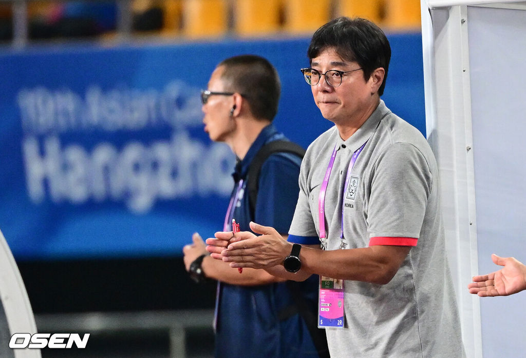 19일 오후 중국 진화 스타디움에서 '제19회 항저우아시아게임' 남자축구 조별리그 E조 1차전 쿠웨이트와 대한민국의 예선 첫 경기가 열렸다.후반 한국 엄원상의 팀 여섯번째 골에 황선홍 감독이 박수 보내고 있다. 2023.09.19 / dreamer@osen.co.kr