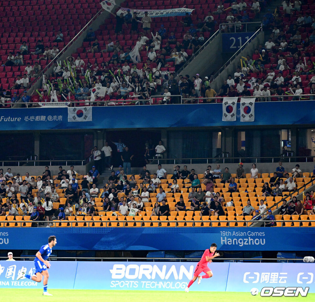 19일 오후 중국 진화 스타디움에서 '제19회 항저우아시아게임' 남자축구 조별리그 E조 1차전 쿠웨이트와 대한민국의 예선 첫 경기가 열렸다.전반전이 펼쳐지는 가운데 한국 응원단이 응원을 펼치고 있다. 2023.09.19 / dreamer@osen.co.kr