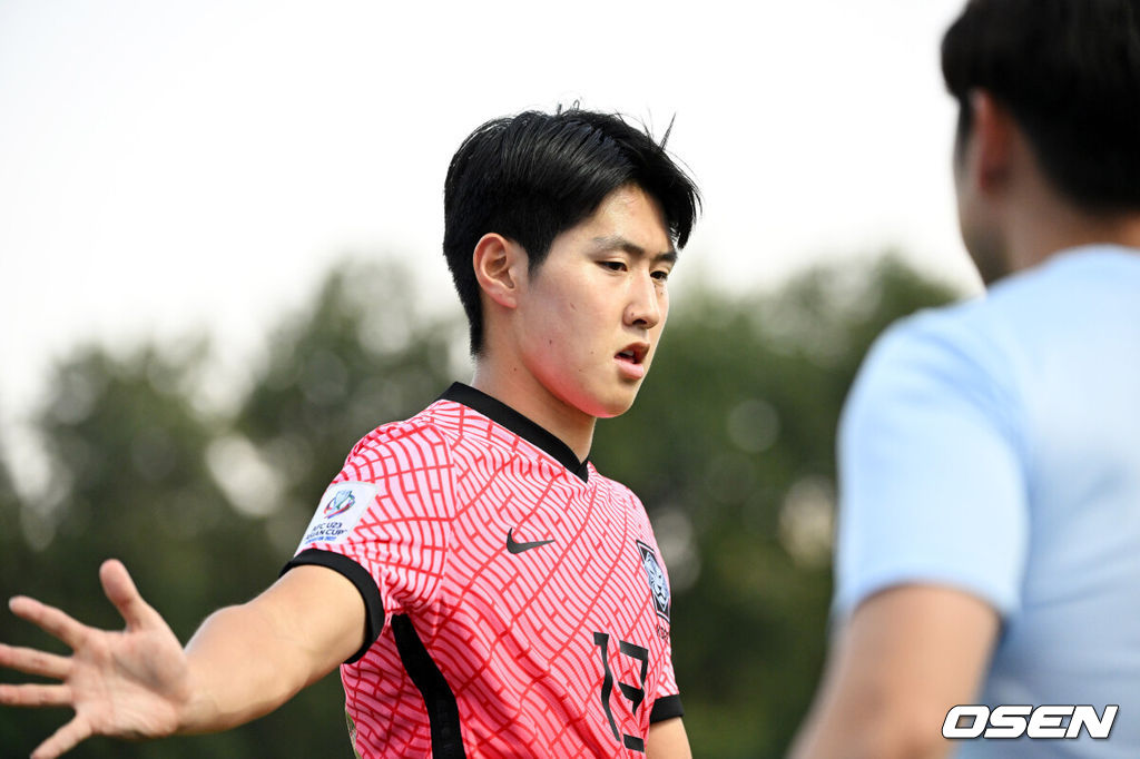  8일 오후(한국시간) 우즈베키스탄 타슈켄트의 팍타코르 센트럴 스타디움에서 ‘2022 아시아축구연맹(AFC) U23 아시안컵’ 조별리그 C조 한국과 태국의 경기가 열렸다.후반 한국 이강인이 엄지성과 교체되고 있다. 2022.06.08 /cej@osen.co.kr