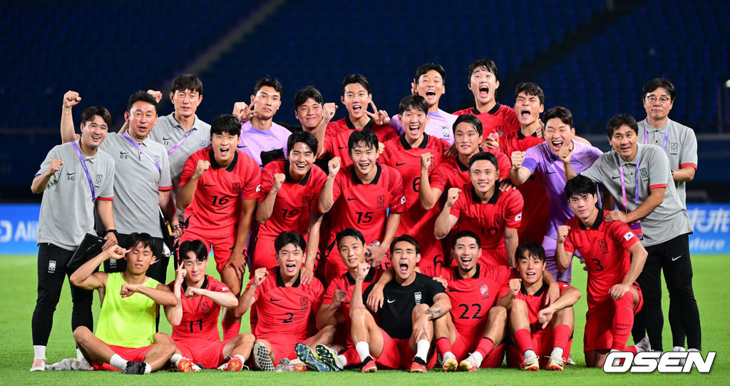 19일 오후 중국 진화 스타디움에서 '제19회 항저우아시아게임' 남자축구 조별리그 E조 1차전 쿠웨이트와 대한민국의 예선 첫 경기,  한국이 9-0 대승으로 기분 좋은 출발을 알렸다.경기를 마치고 한국 황선홍 감독을 비롯한 코칭스태프와 선수들이 모두 모여 기념촬영을 하고 있다. 2023.09.19 / dreamer@osen.co.kr