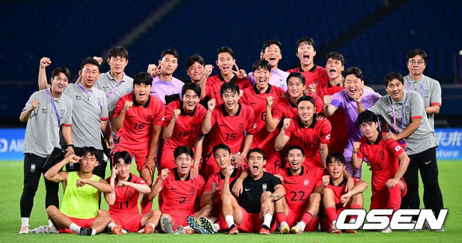 경기를 마치고 한국 황선홍 감독을 비롯한 코칭스태프와 선수들이 모두 모여 기념촬영을 하고 있다. 2023.09.19 / dreamer@osen.co.kr