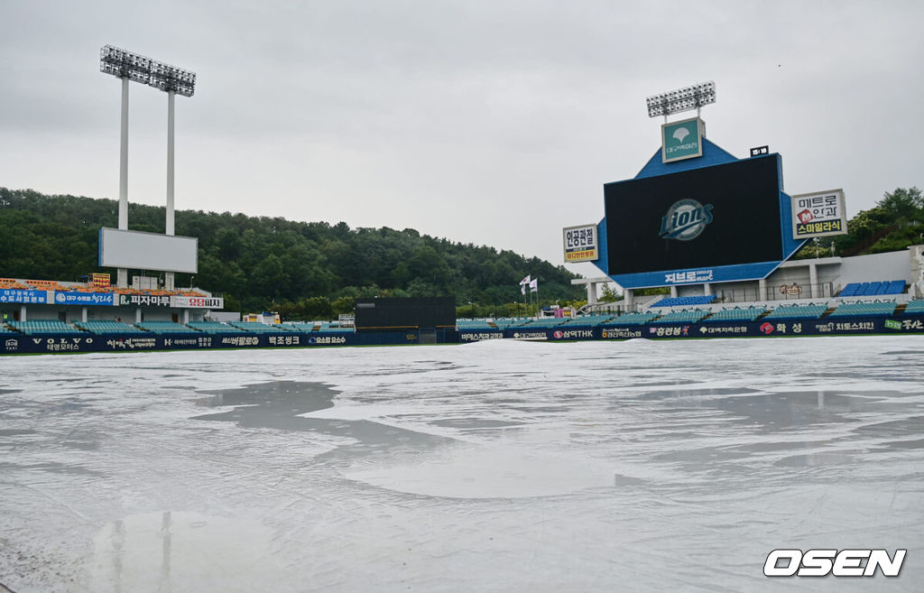 20일 대구 삼성라이온즈파크에서 2023 신한은행 SOL KBO리그 삼성 라이온즈와 SSG 랜더스의 경기가 열린다. 대구 삼성라이온즈파크에 비가 내리자 방수포를 덮어 그라운드를 보호하고 있다. 2023.09.20 / foto0307@osen.co.kr