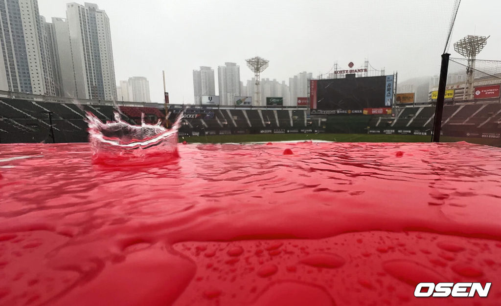 1일 부산 사직구장에서 2023 신한은행 SOL KBO리그 롯데 자이언츠와 두산 베어스의 경기가 열린다. 사직야구장에 많은 비가 내리고 있다. 2023.09.01 / foto0307@osen.co.kr