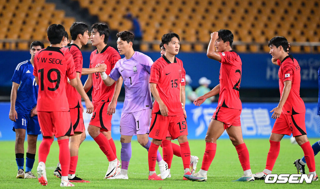 19일 오후 중국 진화 스타디움에서 '제19회 항저우아시아게임' 남자축구 조별리그 E조 1차전 쿠웨이트와 대한민국의 예선 첫 경기,  한국이 9-0 대승으로 기분 좋은 출발을 알렸다.경기를 마치고 한국 선수들이 인사를 나누고 있다. 2023.09.19 / dreamer@osen.co.kr