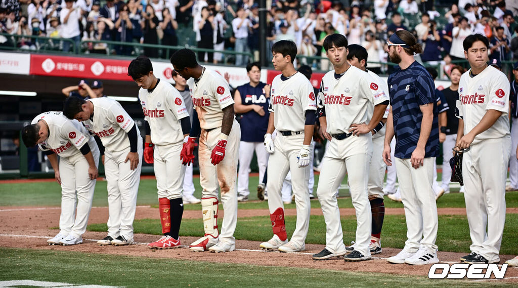 롯데 선수들이 패배 후 인사를 하고 있다. 2023.09.03 / foto0307@osen.co.kr