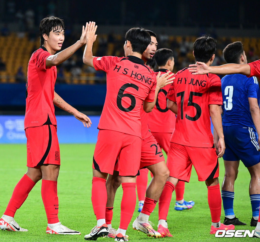 19일 오후 중국 진화 스타디움에서 '제19회 항저우아시아게임' 남자축구 조별리그 E조 1차전 쿠웨이트와 대한민국의 예선 첫 경기가 열렸다.후반 한국 박재용이 팀 여덟번째 골을 작렬시킨 뒤 기뻐하고 있다. 2023.09.19 / dreamer@osen.co.kr