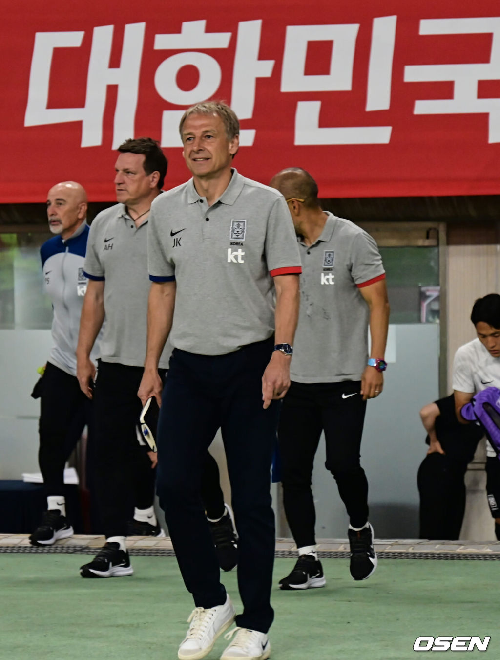 16일 부산 아시아드주경기장에서 하나은행 초청 축구 국가대표 친선경기 페루전이 열렸다.  대한민국 위르겐 클린스만 감독이 경기장에 입장하고 있다. 2023.06.16 / foto0307@osen.co.kr