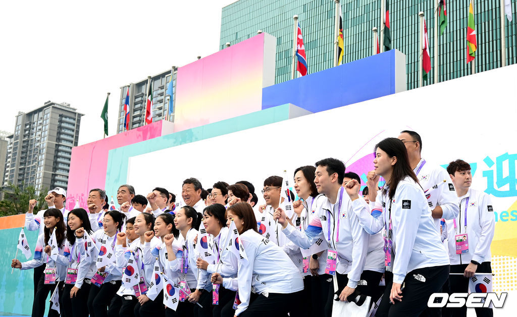 ‘19회 항저우 아시안게임’ 개막을 2일 앞둔 21일 오전 대한민국 선수단이 중국 항저우 선수촌에서 입촌식을 가졌다.항저우 아시안게임 최윤 선수단장을 비롯한 관계자들과 선수들이 입촌식을 마친 뒤 파이팅을 외치고 있다. 2023.09.21 / dreamer@osen.co.kr