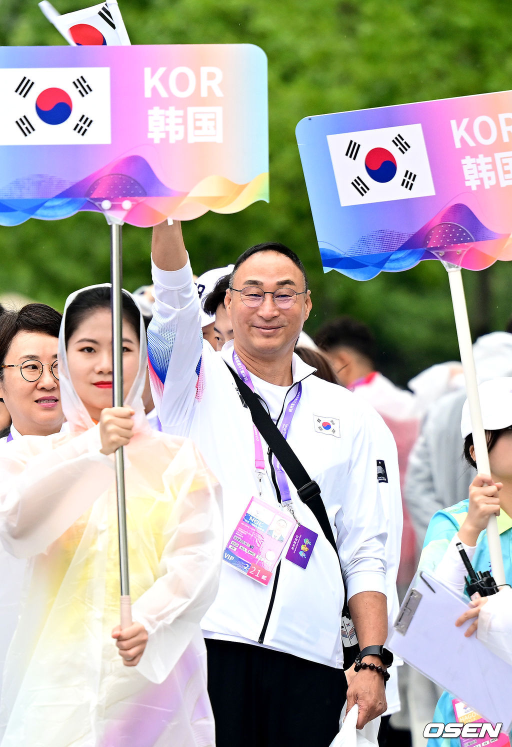 ‘19회 항저우 아시안게임’ 개막을 2일 앞둔 21일 오전 대한민국 선수단이 중국 항저우 선수촌에서 입촌식을 가졌다.입촌식을 앞두고 장재근 선수촌장이 태극기를 흔들고 있다. 2023.09.21 / dreamer@osen.co.kr