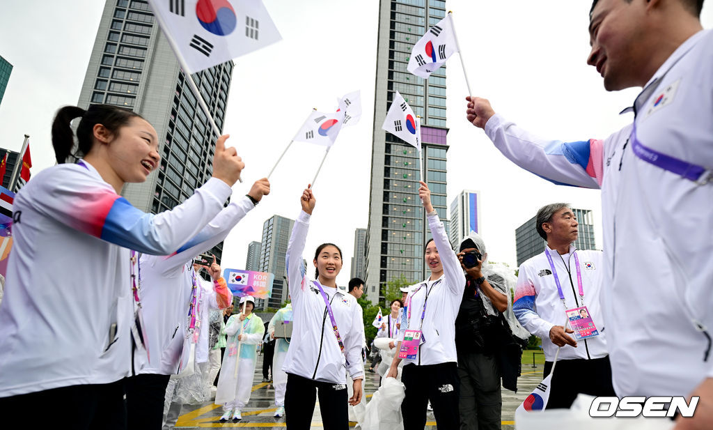 ‘19회 항저우 아시안게임’ 개막을 2일 앞둔 21일 오전 대한민국 선수단이 중국 항저우 선수촌에서 입촌식을 가졌다.체조 국가대표 선수단이 입촌식을 마친 뒤 파이팅을 외치고 있다. 2023.09.21 / dreamer@osen.co.kr