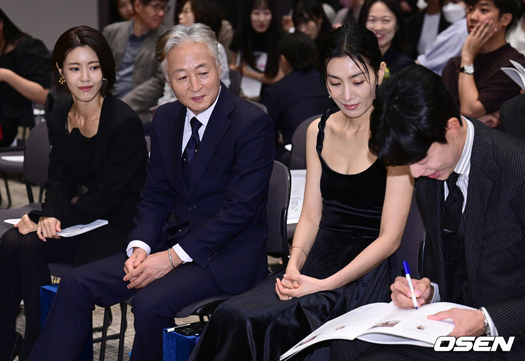 21일 오후 서울 중구 한국프레스센터 국제회의장에서 ‘제43회 영평상 시상식’ 행사가 열렸다. 배우 류준열이 책자에 사인을 하고 있다. 2023.09.21 / ksl0919@osen.co.kr