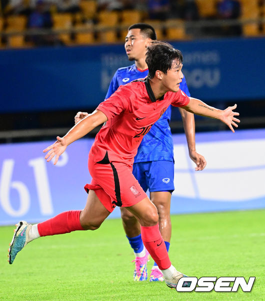 21일 오후 중국 진화 스타디움에서 '제19회 항저우아시아게임' 남자축구 조별리그 E조 2차전 대한민국과 태국의 경기가 열렸다.한국 안재준이 팀 두번째 골을 작렬시킨 뒤 기뻐하고 있다. 2023.09.21 / dreamer@osen.co.kr