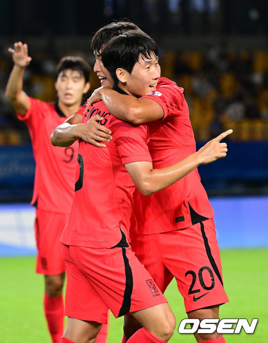 21일 오후 중국 진화 스타디움에서 '제19회 항저우아시아게임' 남자축구 조별리그 E조 2차전 대한민국과 태국의 경기가 열렸다.전반 한국 홍현석이 선제골을 작렬시킨 뒤 안재준과 기뻐하고 있다. 2023.09.21 / dreamer@osen.co.kr