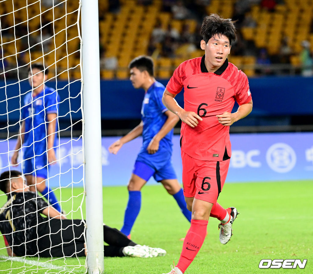 21일 오후 중국 진화 스타디움에서 '제19회 항저우아시아게임' 남자축구 조별리그 E조 2차전 대한민국과 태국의 경기가 열렸다.전반 한국 홍현석이 선제골을 작렬시킨 뒤 기뻐하고 있다. 2023.09.21 / dreamer@osen.co.kr