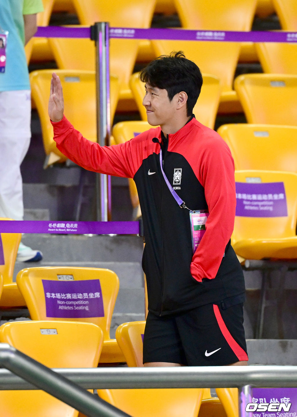 21일 오후 중국 진화 스타디움에서 '제19회 항저우아시아게임' 남자축구 조별리그 E조 2차전 대한민국과 태국의 경기가 열렸다.이강인이 아시안게임 대표팀에 합류해 관중석으로 향하며 팬들의 환호에 답하고 있다. 2023.09.21 / dreamer@osen.co.kr