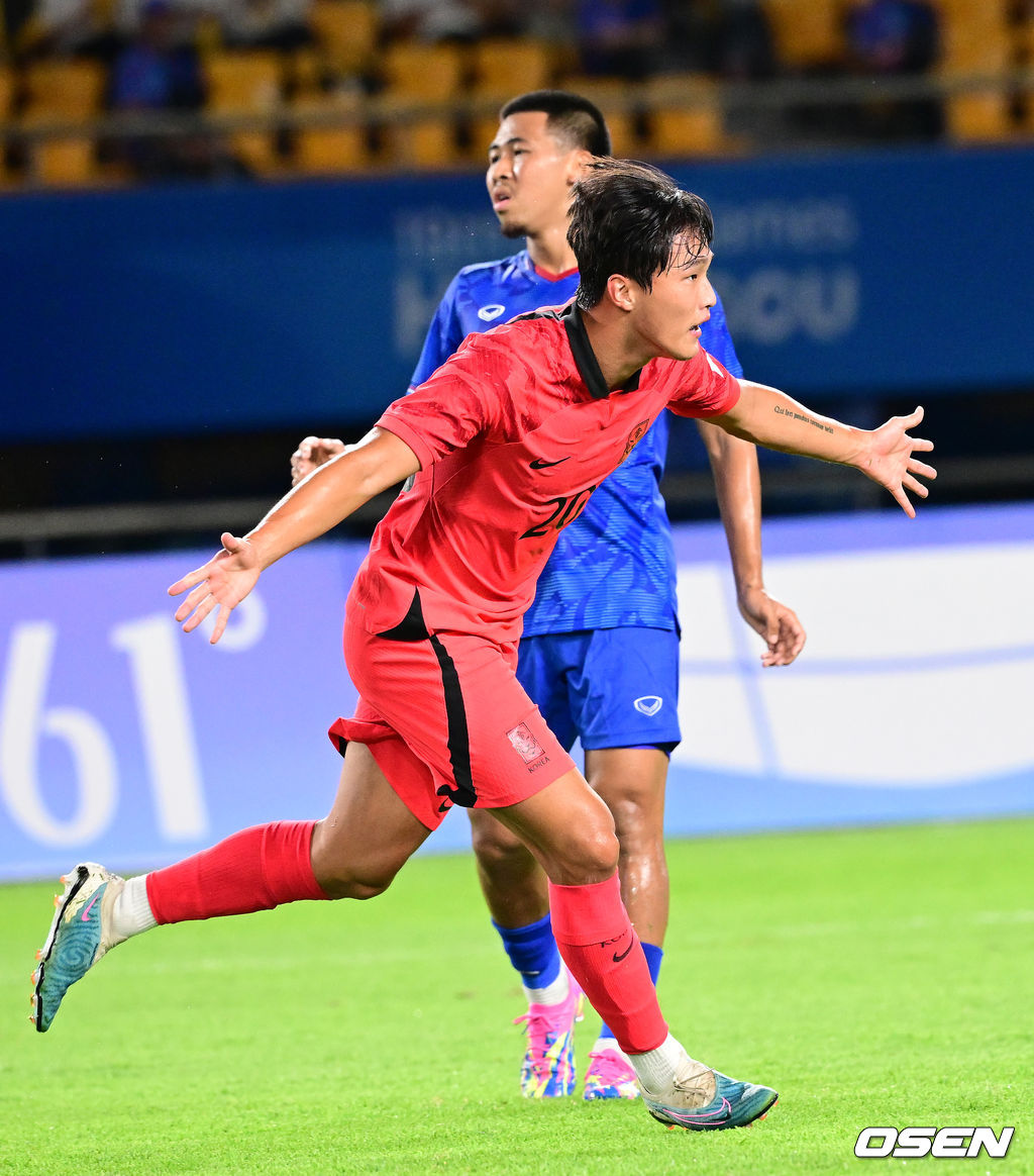 21일 오후 중국 진화 스타디움에서 '제19회 항저우아시아게임' 남자축구 조별리그 E조 2차전 대한민국과 태국의 경기가 열렸다.한국 안재준이 팀 두번째 골을 작렬시킨 뒤 기뻐하고 있다. 2023.09.21 / dreamer@osen.co.kr