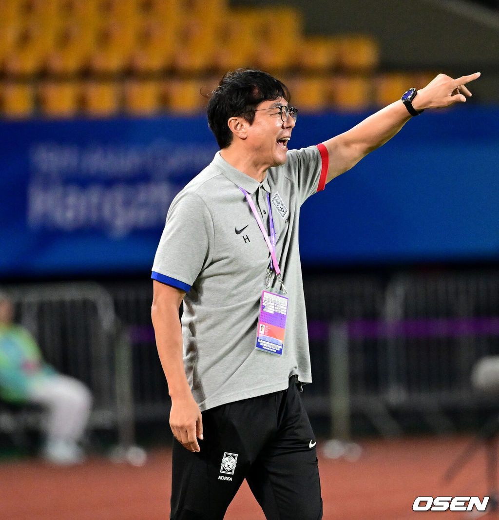 21일 오후 중국 진화 스타디움에서 '제19회 항저우아시아게임' 남자축구 조별리그 E조 2차전 대한민국과 태국의 경기가 열렸다.후반 한국 황선홍 감독이 선수들에게 작전 지시를 내리고 있다. 2023.09.21 / dreamer@osen.co.kr