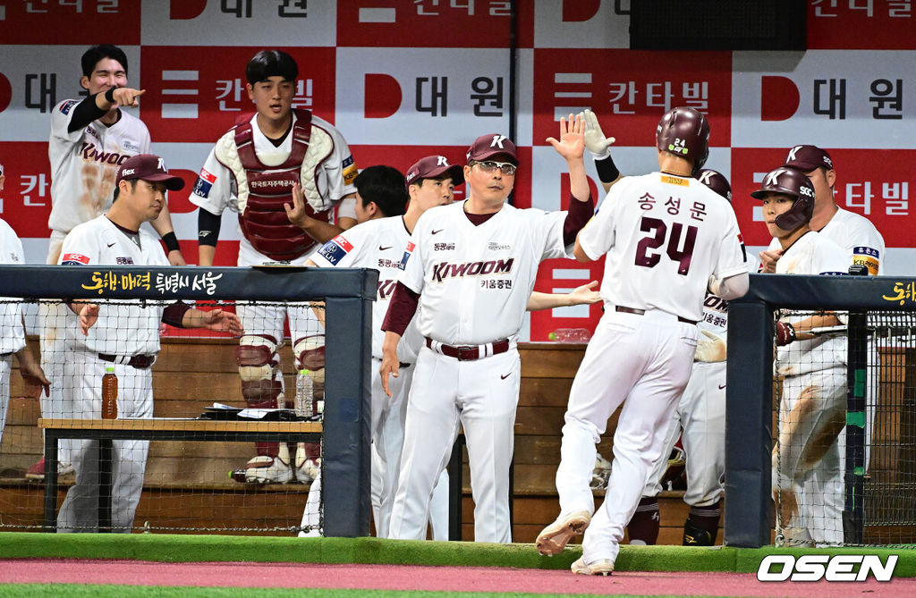 21일 오후 서울 구로구 고척스카이돔에서 ‘2023 신한은행 SOL KBO리그’ 키움 히어로즈와 NC 다이노스의 경기가 열렸다.8회말 무사 만루에서 키움 송성문이 임지열의 싹쓸이 3타점 적시 2루타에 홈을 밟고 홍원기 감독을 비롯한 선수들과 기뻐하고 있다. 2023.09.21 /jpnews@osen.co.kr