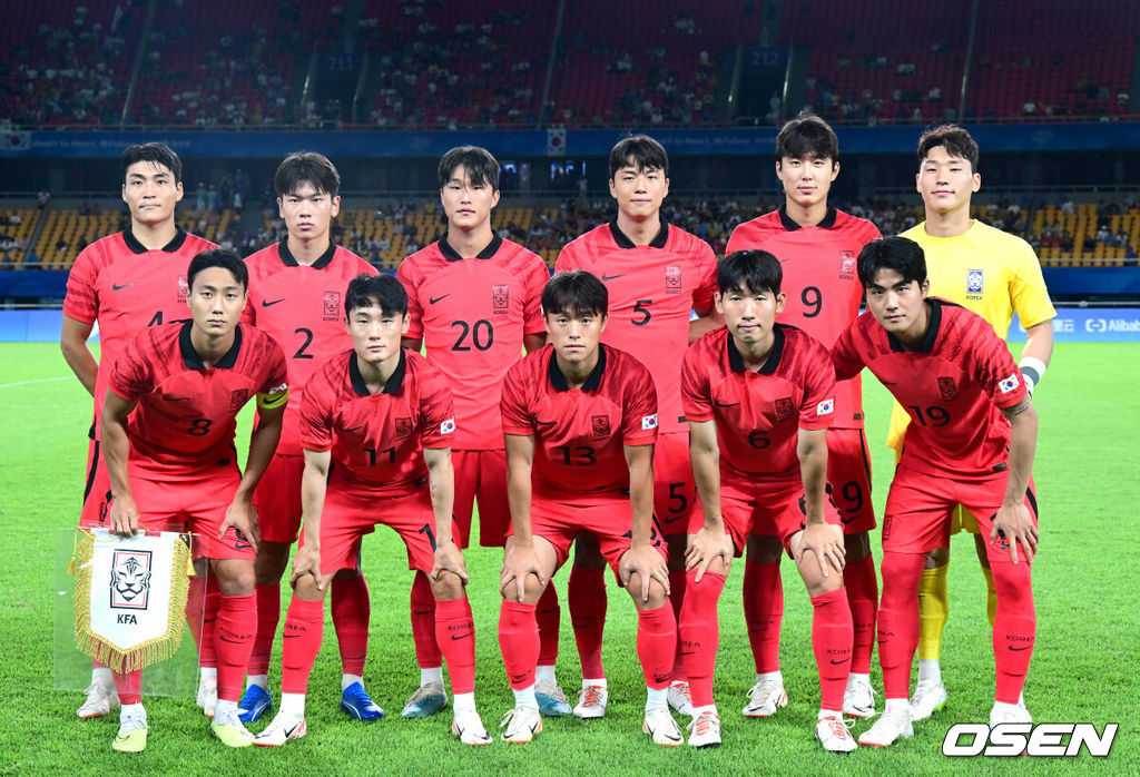 21일 오후 중국 진화 스타디움에서 '제19회 항저우아시아게임' 남자축구 조별리그 E조 2차전 대한민국과 태국의 경기가 열렸다.경기를 앞두고 한국 베스트11이 기념촬영을 하고 있다. 2023.09.21 / dreamer@osen.co.kr