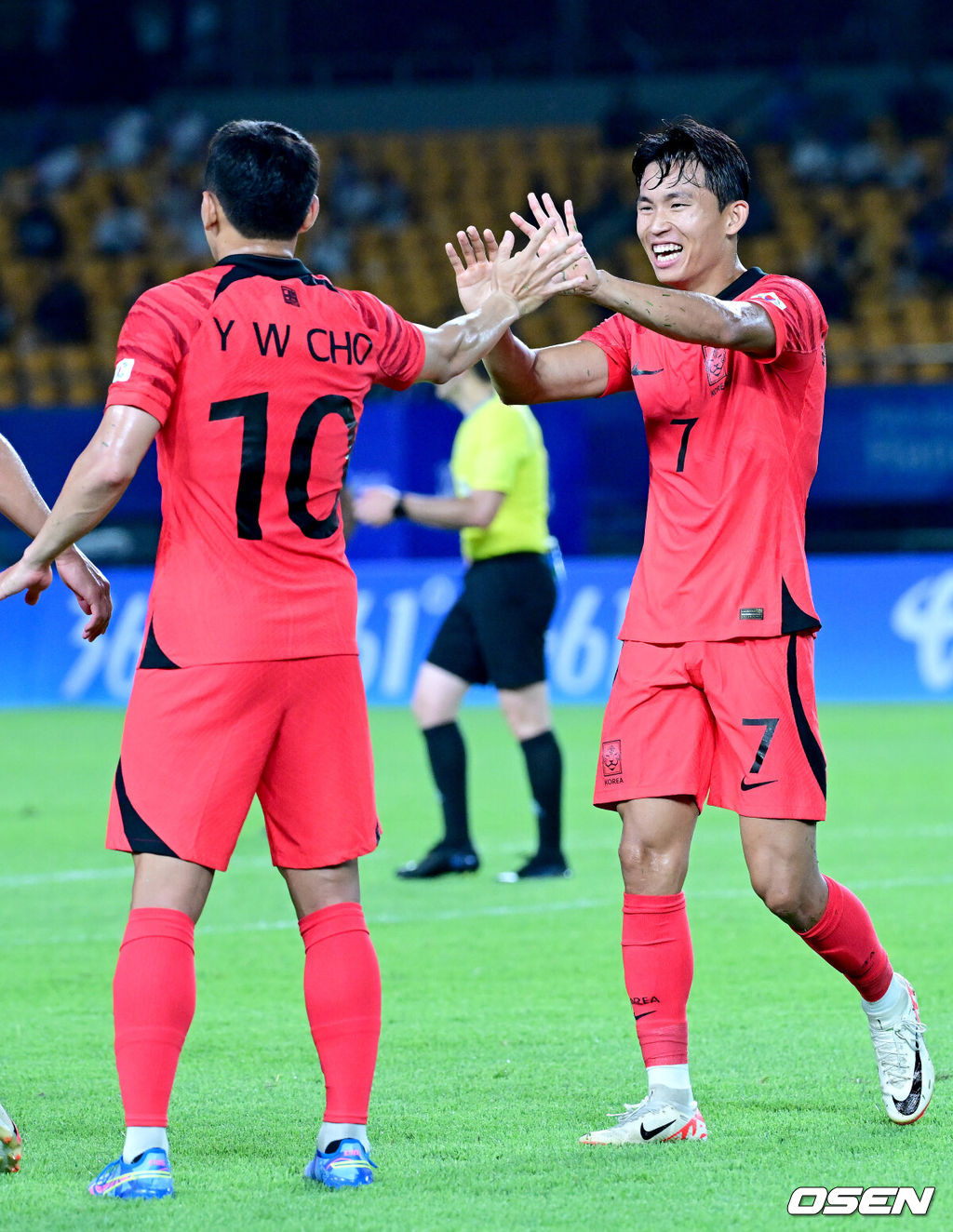 19일 오후 중국 진화 스타디움에서 '제19회 항저우아시아게임' 남자축구 조별리그 E조 1차전 쿠웨이트와 대한민국의 예선 첫 경기가 열렸다.전반 한국 조영욱이 팀 두번째 골을 작렬시킨 뒤 정우영과 기뻐하고 있다. 2023.09.19 / dreamer@osen.co.kr