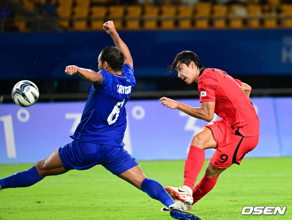 21일 오후 중국 진화 스타디움에서 '제19회 항저우아시아게임' 남자축구 조별리그 E조 2차전 대한민국과 태국의 경기가 열렸다.전반 한국 박재용이 슈팅을 시도하고 있다. 2023.09.21 / dreamer@osen.co.kr