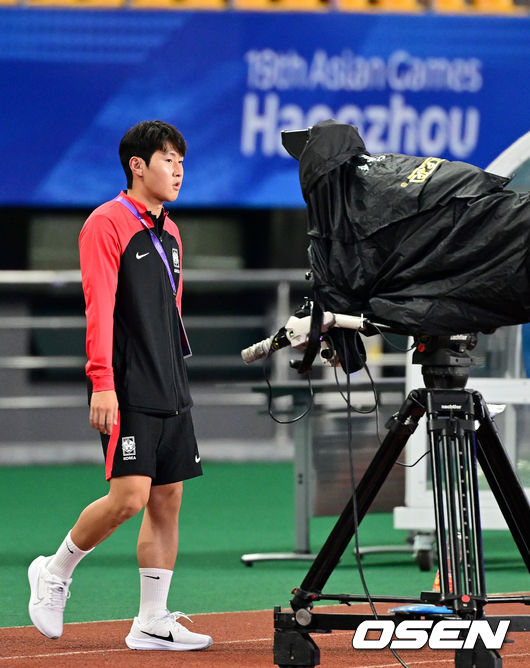 21일 오후 중국 진화 스타디움에서 '제19회 항저우아시아게임' 남자축구 조별리그 E조 2차전 대한민국과 태국의 경기가 열린다.이강인이 아시안게임 대표팀에 합류해 동료들과 피치로 향하고 있다. 2023.09.21 / dreamer@osen.co.kr