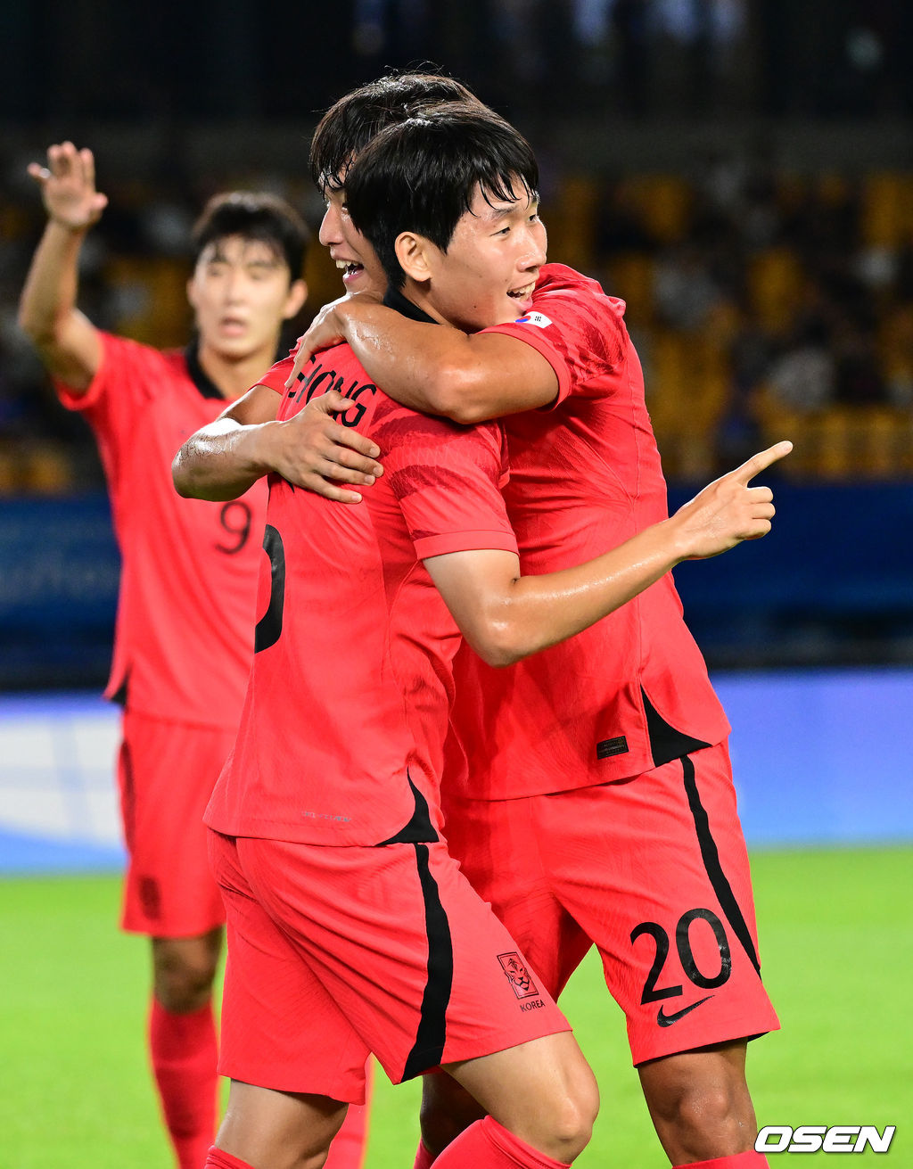 21일 오후 중국 진화 스타디움에서 '제19회 항저우아시아게임' 남자축구 조별리그 E조 2차전 대한민국과 태국의 경기가 열렸다.전반 한국 홍현석이 선제골을 작렬시킨 뒤 안재준과 기뻐하고 있다. 2023.09.21 / dreamer@osen.co.kr