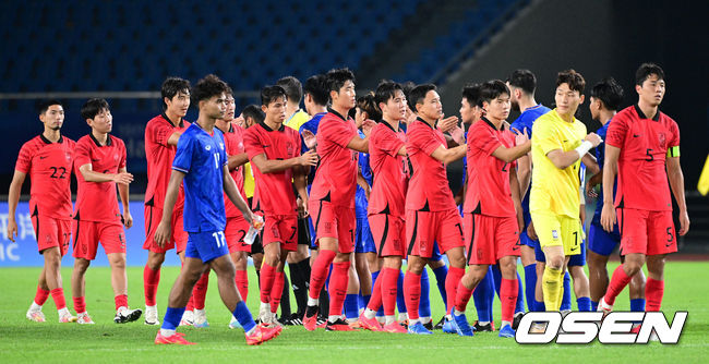 황선홍호가 태국을 잡으면서 16강 진출 티켓을 따냈다.황선홍 감독이 이끄는 대한민국 아시안게임 대표팀은 21일 오후 8시 30분(한국시간) 중국 진화의 진화 스포츠센터 스타디움에서 태국과 2022 항저우 아시안게임 조별리그 E조 2차전을 치러 4-0 대승을 거뒀다. 쿠웨이트와 1차전을 9-0으로 승리한 한국은 2승, 승점 6으로 바레인과 3차전 경기 결과와 상관없이 조 1위를 확정해 조기 16강 진출에 성공했다.경기를 마치고 승리한 한국 선수들과 태국 선수들이 인사를 나누고 있다. 2023.09.21 / dreamer@osen.co.kr