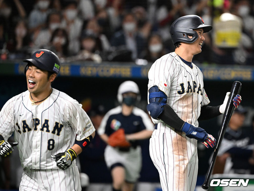  이강철 감독이 이끄는 대한민국 월드베이스볼클래식(WBC) 대표팀이 10일 일본 도쿄돔에서 일본과 1라운드 B조 경기를 가졌다.5회말 무사에서 일본 곤도가 솔로 홈런을 치고 오타니와 함께 즐거워하고 있다. 2023.03.10 /spjj@osen.co.kr