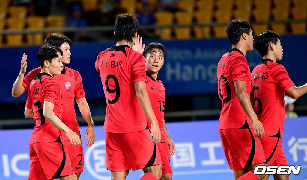 21일 오후 중국 진화 스타디움에서 '제19회 항저우아시아게임' 남자축구 조별리그 E조 2차전 대한민국과 태국의 경기가 열렸다.전반 한국 엄원상이 팀 세번째 골을 작렬시킨 뒤 동료들과 기뻐하고 있다. 2023.09.21 / dreamer@osen.co.kr