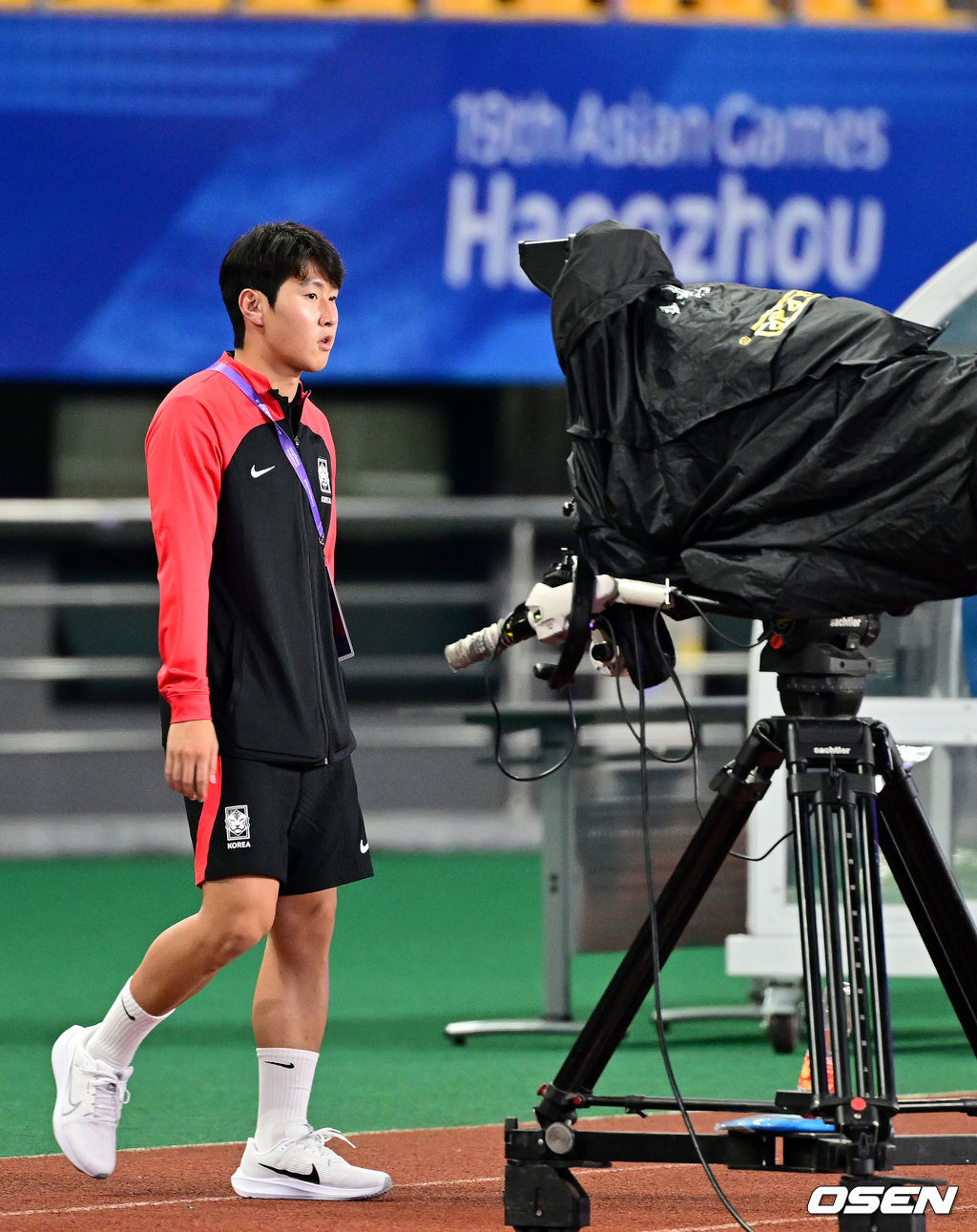 21일 오후 중국 진화 스타디움에서 '제19회 항저우아시아게임' 남자축구 조별리그 E조 2차전 대한민국과 태국의 경기가 열린다.이강인이 아시안게임 대표팀에 합류해 동료들과 피치로 향하고 있다. 2023.09.21 / dreamer@osen.co.kr