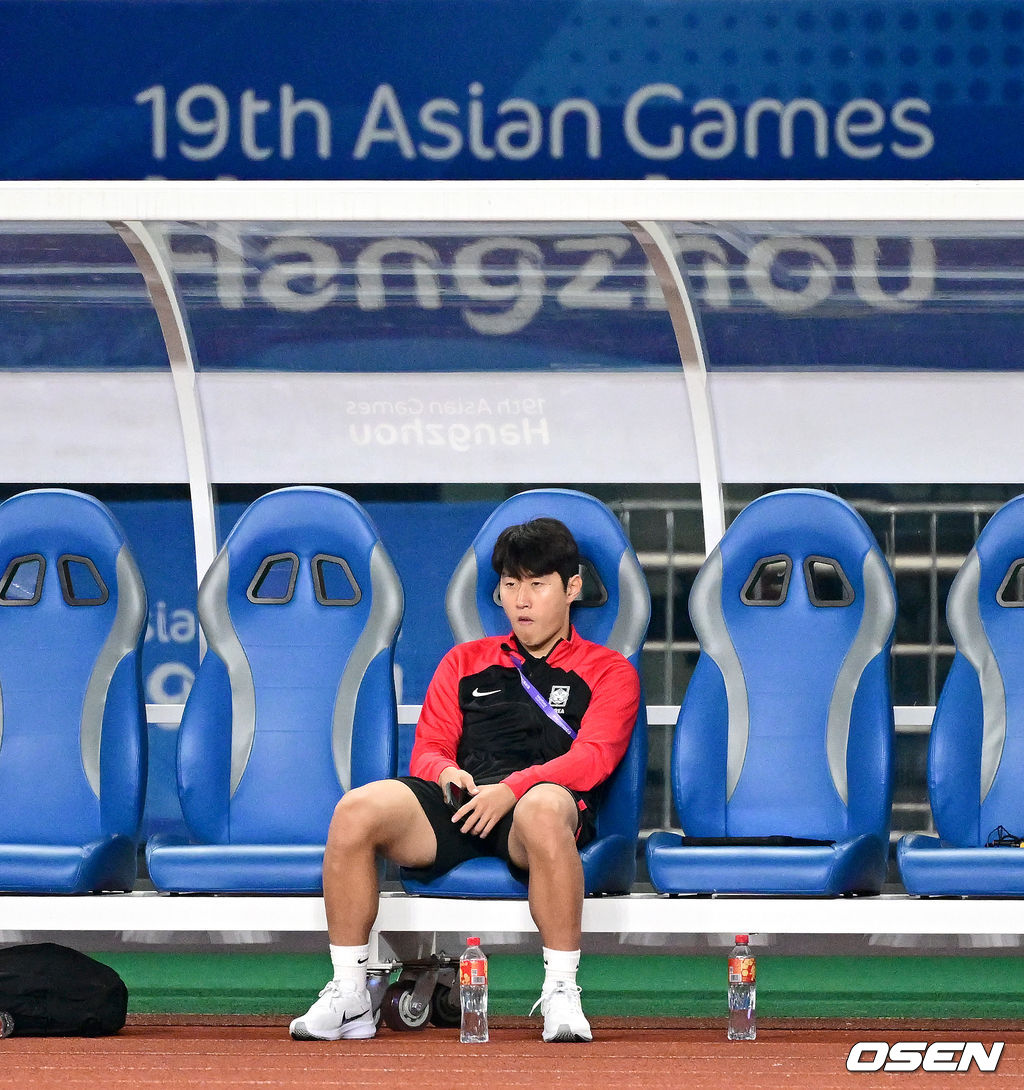 21일 오후 중국 진화 스타디움에서 '제19회 항저우아시아게임' 남자축구 조별리그 E조 2차전 대한민국과 태국의 경기가 열린다.이강인이 아시안게임 대표팀에 합류해 하프타임 때 벤치에서 생각에 잠겨 있다. 2023.09.21 / dreamer@osen.co.kr