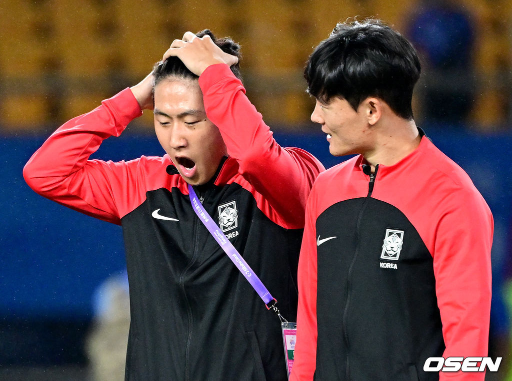 경기를 마치고 대표팀에 합류한 이강인이 동료들과 인사를 나누며 하품하고 있다. 2023.09.21 / dreamer@osen.co.kr