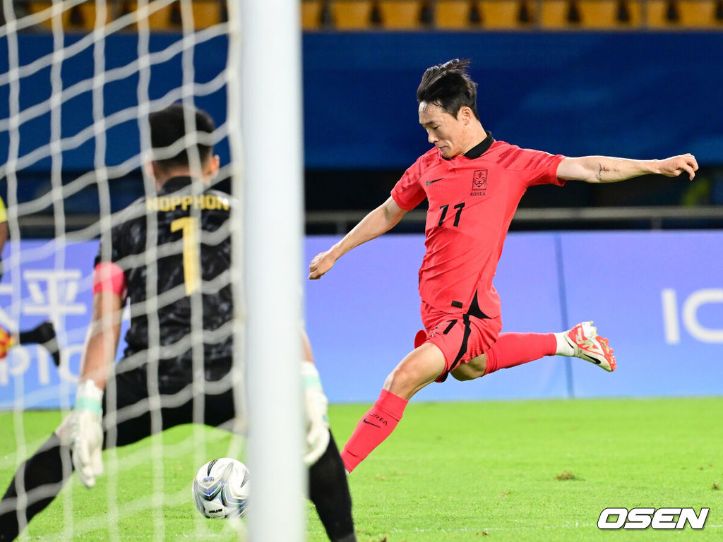 21일 오후 중국 진화 스타디움에서 '제19회 항저우아시아게임' 남자축구 조별리그 E조 2차전 대한민국과 태국의 경기가 열렸다.전반 한국 엄원상이 팀 세번째 골을 작렬시키고 있다. 2023.09.21 / dreamer@osen.co.kr