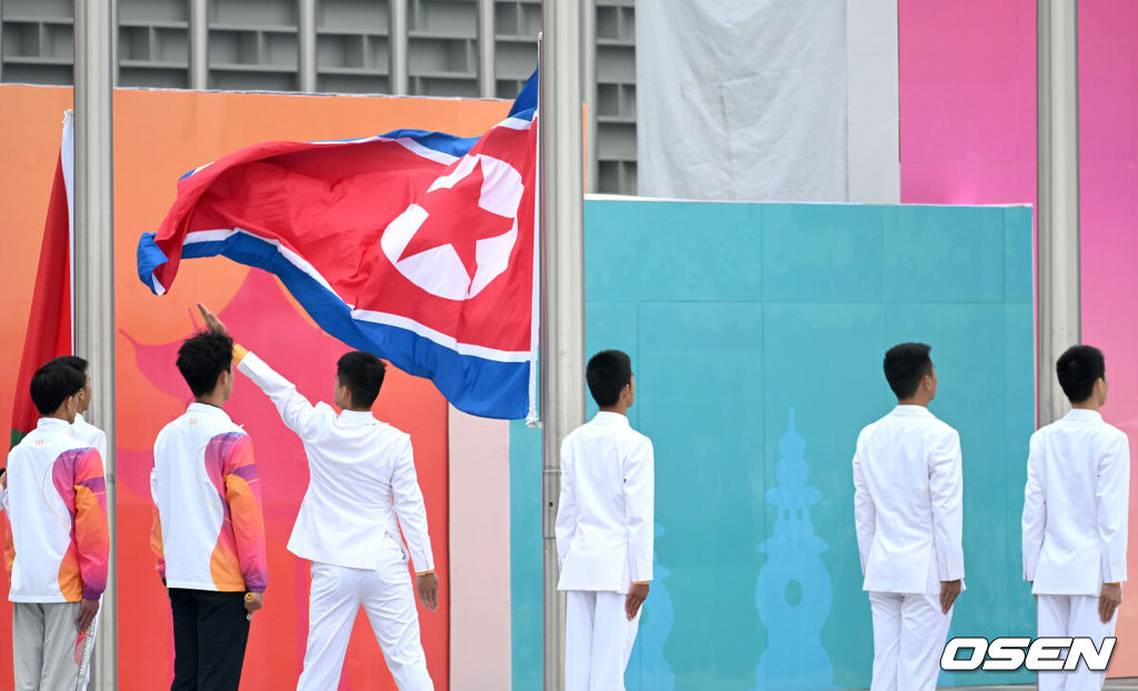 ‘19회 항저우 아시안게임’ 개막을 하루 앞둔 22일 오전 북한 선수단이 중국 항저우 선수촌에서 입촌식을 가졌다.북한 인공기가 게양되고 있다. 2023.09.22 / dreamer@osen.co.kr