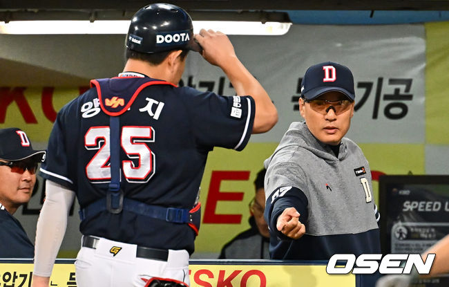 두산 베어스 이승엽 감독이 5회말 1사 1,3루 삼성 라이온즈 김성윤을 홈에서 태그 아웃시킨 양의지와 검지손가락 하이파이브를 하고 있다. 2023.09.22 / foto0307@osen.co.kr