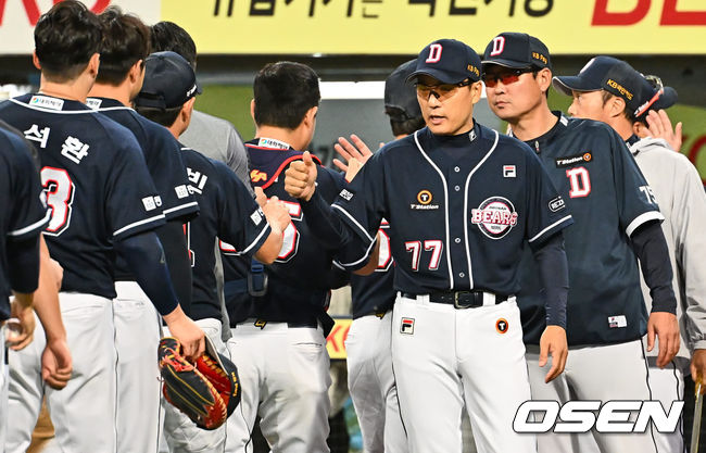 두산 베어스 이승엽 감독이 삼성 라이온즈에 3-1로 승리한 후 하이파이브를 하고 있다. 2023.09.22 / foto0307@osen.co.kr