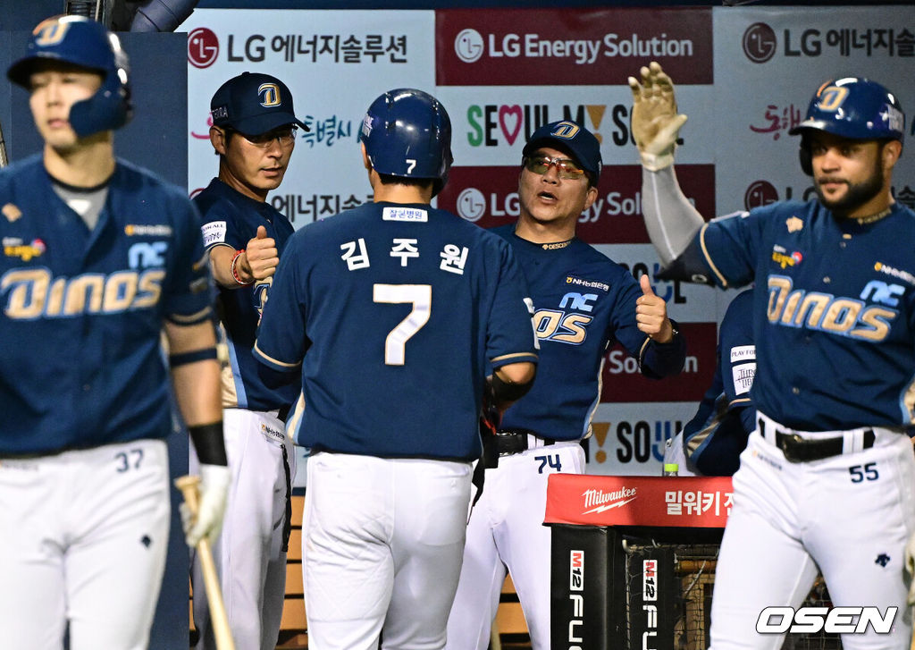 22일 오후 서울 잠실야구장에서 ‘2023 신한은행 SOL KBO리그’ LG 트윈스와 NC 다이노스의 경기가 열렸다.2회초 2사 만루에서 NC 김주원이 서호철의 역전 2타점 적시타에 홈을 밟고 강인권 감독, 전형도 코치와 기뻐하고 있다. 2023.09.22 /jpnews@osen.co.kr