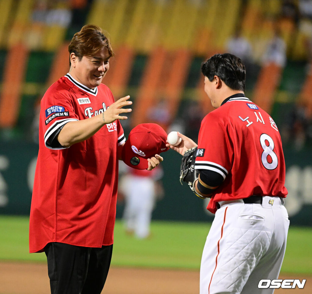 KBO 레전드 40인에 선정된 김태균이 시구 행사를 마치고 노시환과 인사를 나누고 있다. 2022.09.30 /jpnews@osen.co.kr