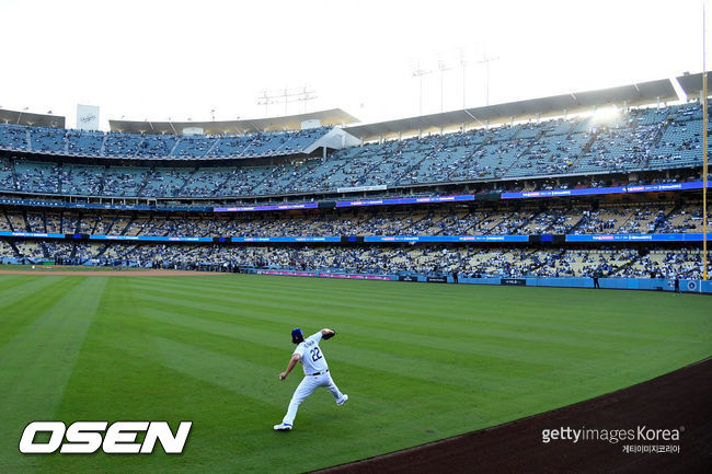 [사진] LA 다저스 클레이튼 커쇼가 다저스타디움 외야에서 몸을 풀고 있다. ⓒGettyimages(무단전재 및 재배포 금지)