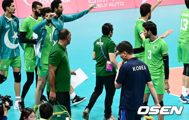 22일 오후 중국 저장성 사오싱 중국 섬유 도시 스포츠센터 체육관에서 열린 제19회 항저우 아시안게임’ 남자배구 대한민국과 파키스탄의 12강전 경기, 대한민국이 파키스탄에 0:3(19-25, 22-25, 21-25) 셧아웃 패배를 당했다.2세트를 내준 한국 임도헌 감독이 코트 체인지를 하고 있다. 2023.09.22 / dreamer@osen.co.kr