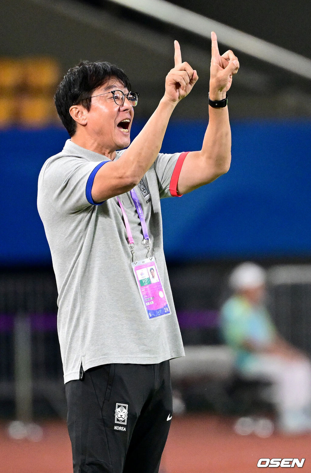 21일 오후 중국 진화 스타디움에서 '제19회 항저우아시아게임' 남자축구 조별리그 E조 2차전 대한민국과 태국의 경기가 열렸다.후반 한국 황선홍 감독이 선수들에게 작전을 전하고 있다. 2023.09.21 / dreamer@osen.co.kr