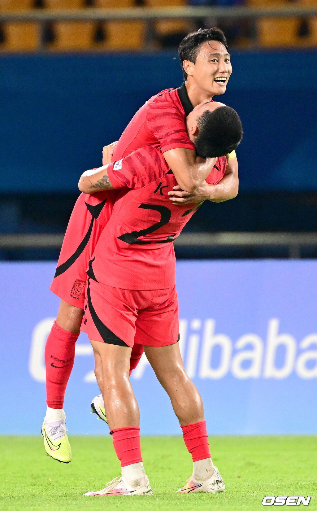 19일 오후 중국 진화 스타디움에서 '제19회 항저우아시아게임' 남자축구 조별리그 E조 1차전 쿠웨이트와 대한민국의 예선 첫 경기가 열렸다.전반 한국 백승호가 팀 세번째 골을 작렬시킨 뒤 박규현과 기뻐하고 있다. 2023.09.19 / dreamer@osen.co.kr