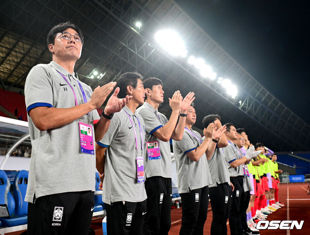 19일 오후 중국 진화 스타디움에서 '제19회 항저우아시아게임' 남자축구 조별리그 E조 1차전 쿠웨이트와 대한민국의 예선 첫 경기가 열렸다.경기를 앞두고 한국 황선홍 감독과 코칭스태프가 박수 보내고 있다. 2023.09.19 / dreamer@osen.co.kr