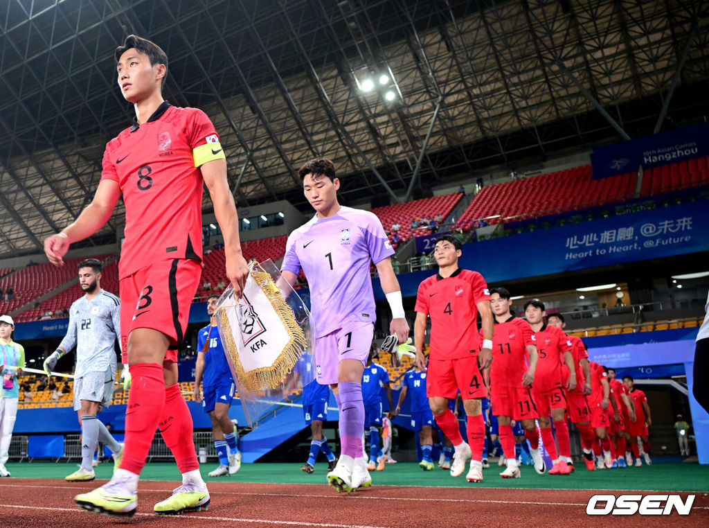 19일 오후 중국 진화 스타디움에서 '제19회 항저우아시아게임' 남자축구 조별리그 E조 1차전 쿠웨이트와 대한민국의 예선 첫 경기,  한국이 9-0 대승으로 기분 좋은 출발을 알렸다.경기를 앞두고 양 팀 선수들이 피치로 들어서고 있다. 2023.09.19 / dreamer@osen.co.kr