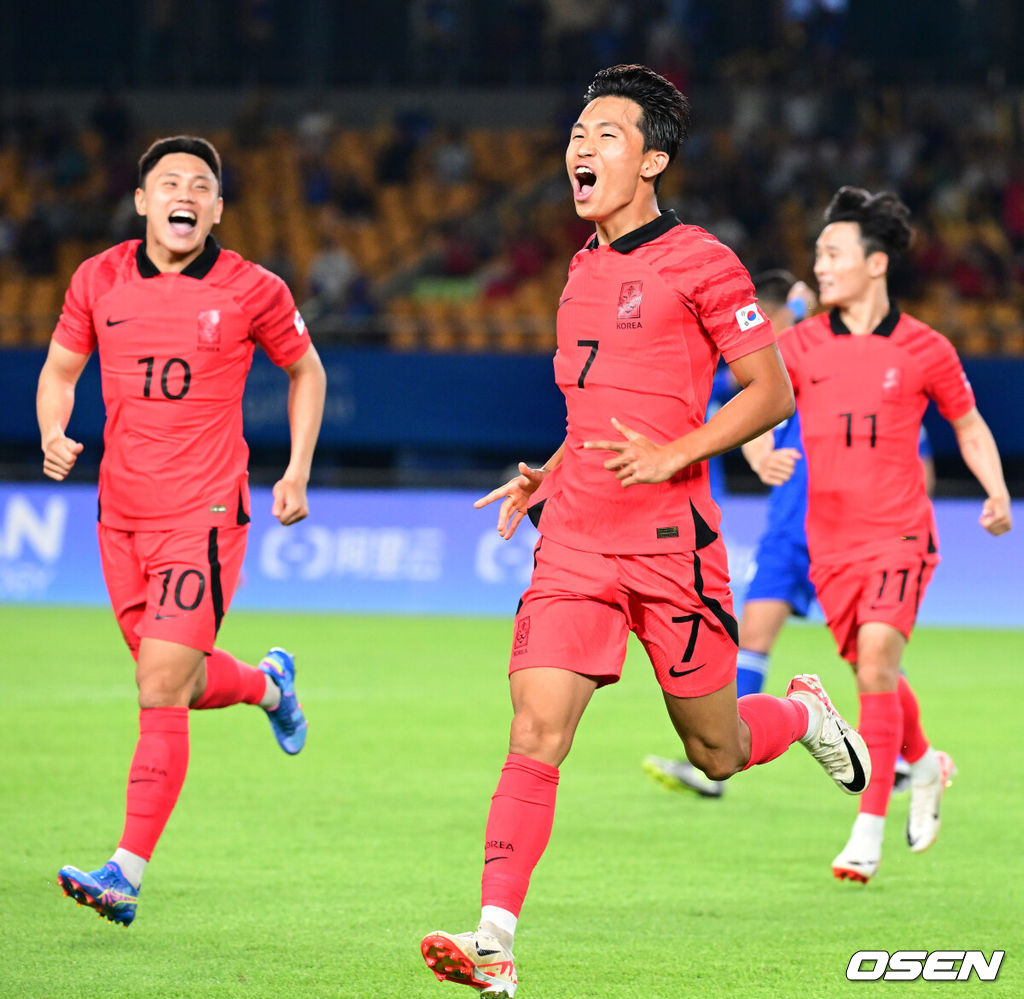 19일 오후 중국 진화 스타디움에서 '제19회 항저우아시아게임' 남자축구 조별리그 E조 1차전 쿠웨이트와 대한민국의 예선 첫 경기가 열렸다.전반 한국 정우영이 선취골을 작렬시킨 뒤 기뻐하고 있다. 2023.09.19 / dreamer@osen.co.kr